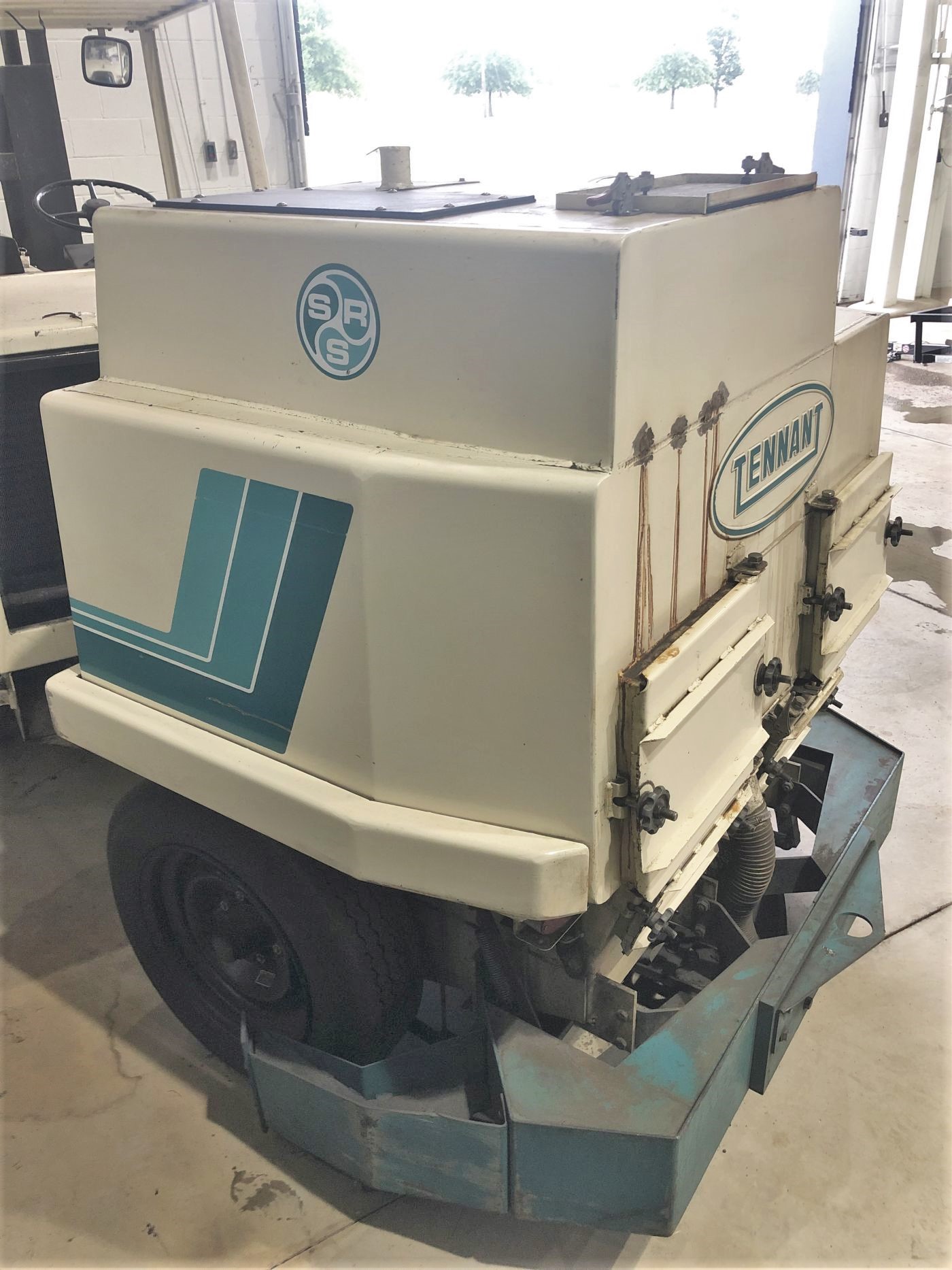 Used Tennant Propane Power Rider Floor Sweeper RideOn Floor Scrubbers